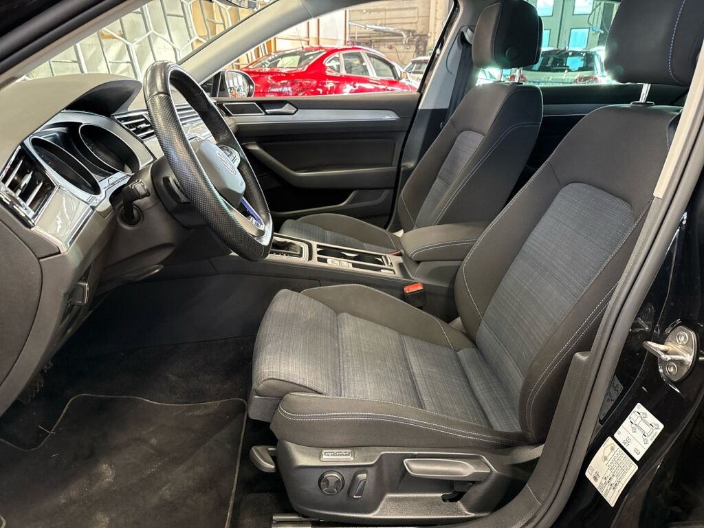 Volkswagen Passat 2022 Musta