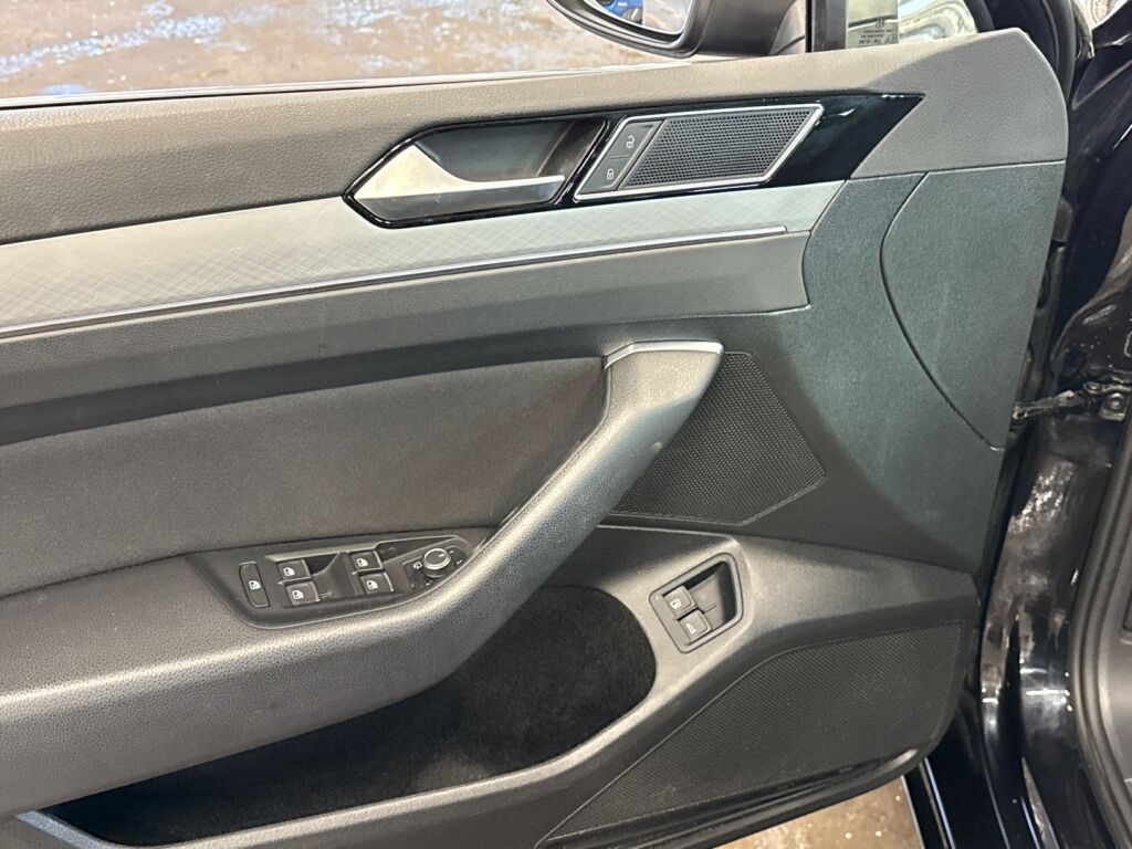 Volkswagen Passat 2022 Musta