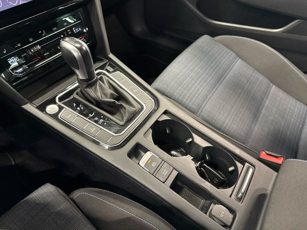 Volkswagen Passat 2022 Musta