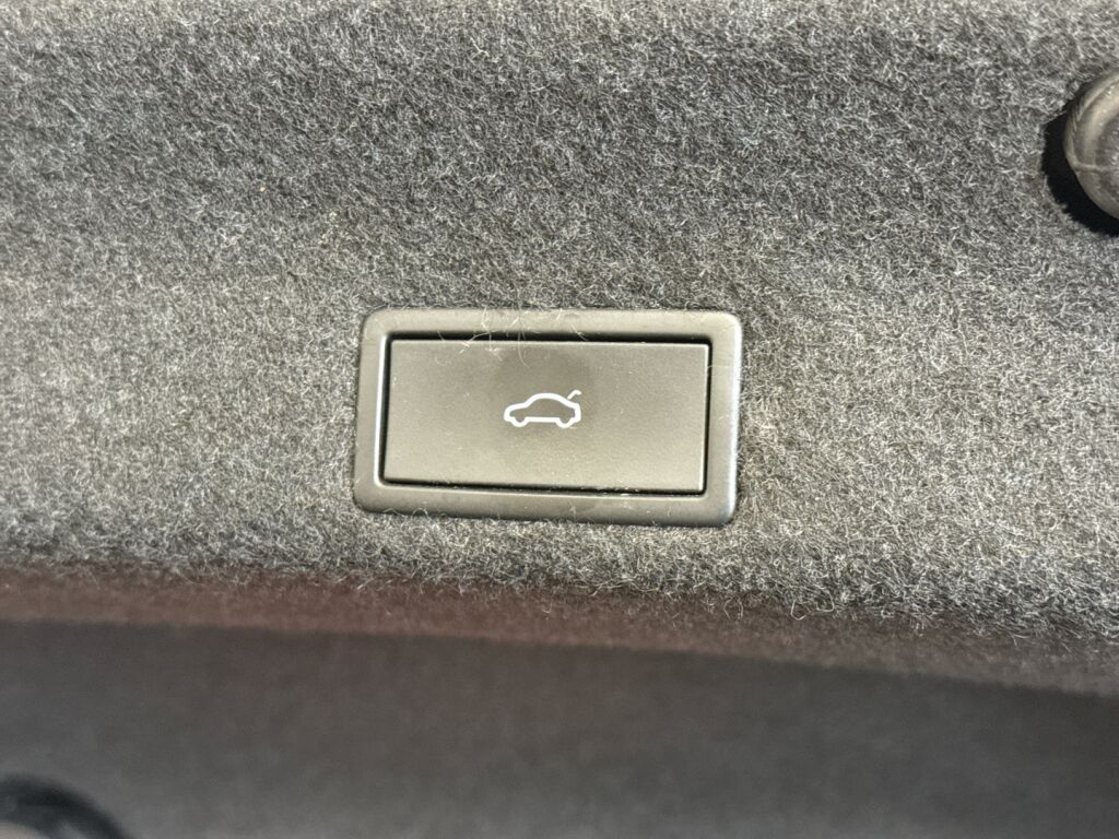 Volkswagen Passat 2022 Musta