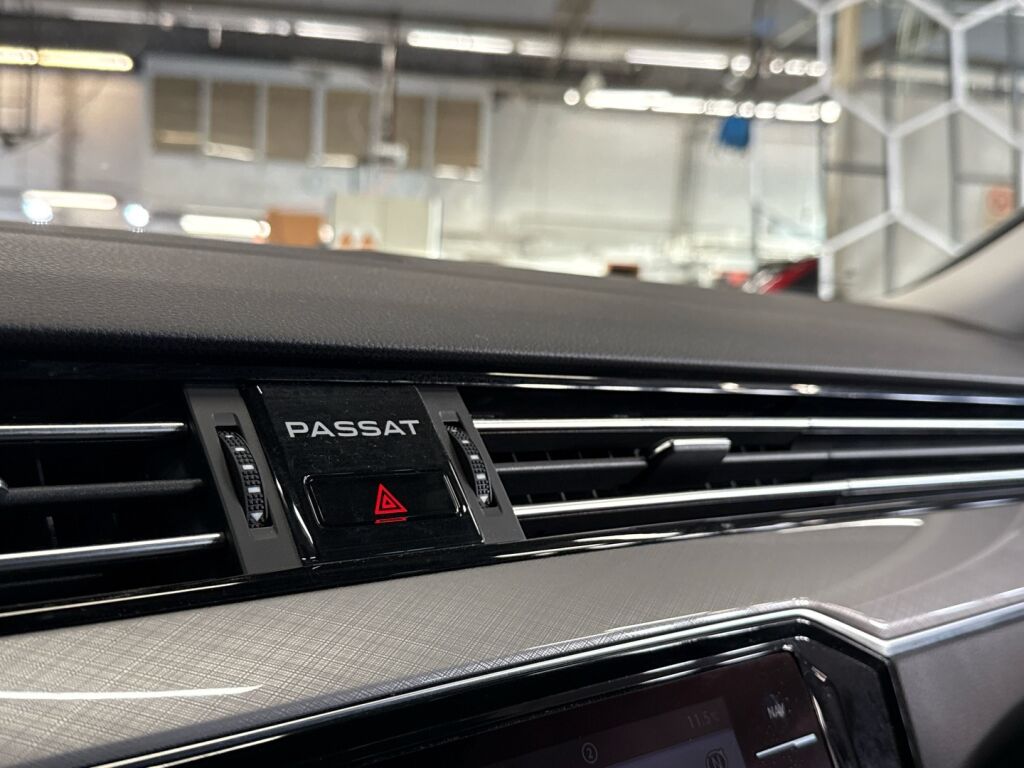 Volkswagen Passat 2022 Musta