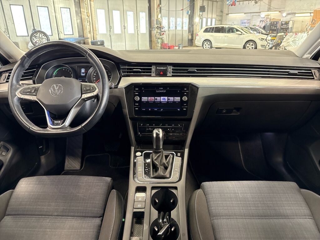 Volkswagen Passat 2022 Musta