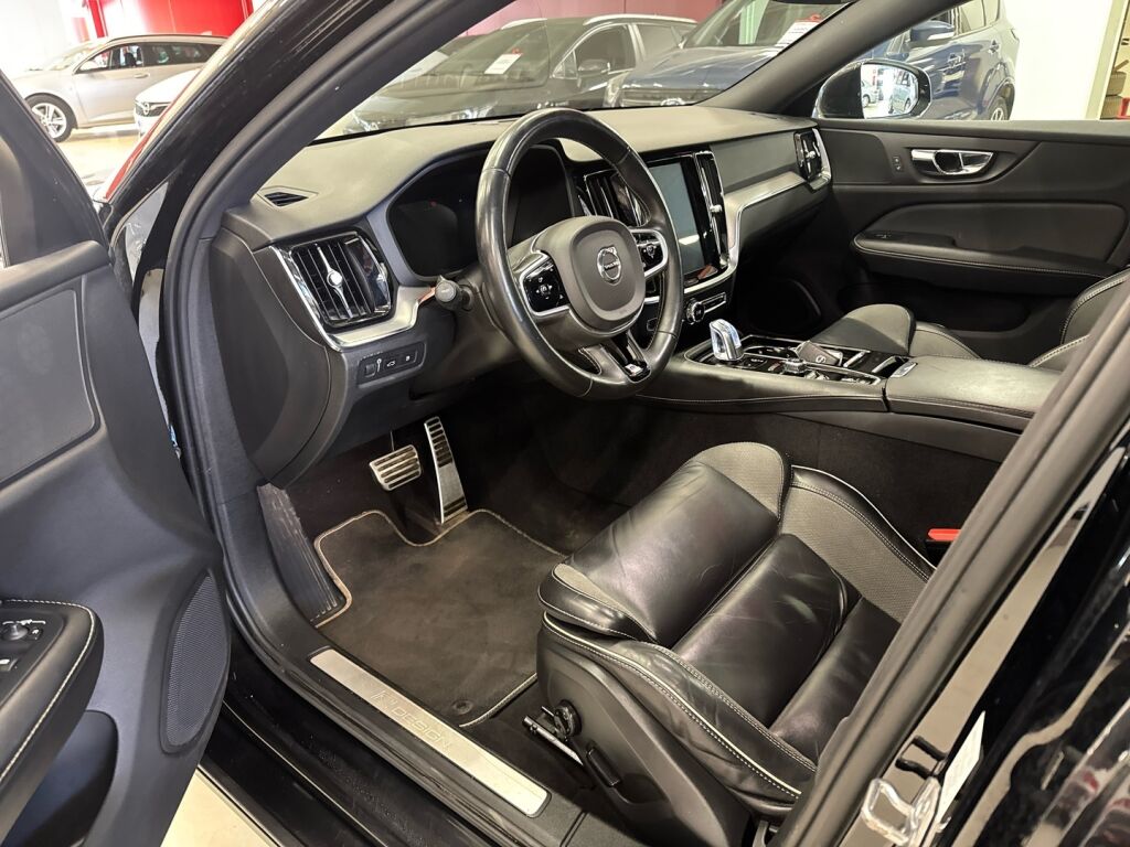 Volvo V60 2019 Musta
