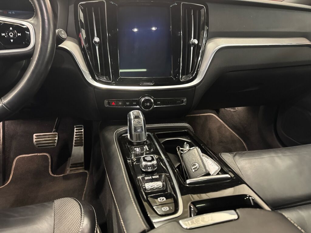 Volvo V60 2019 Musta
