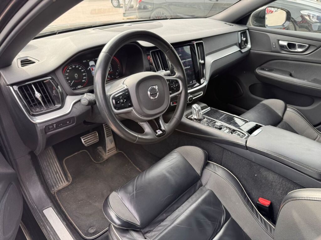 Volvo V60 2019 Musta