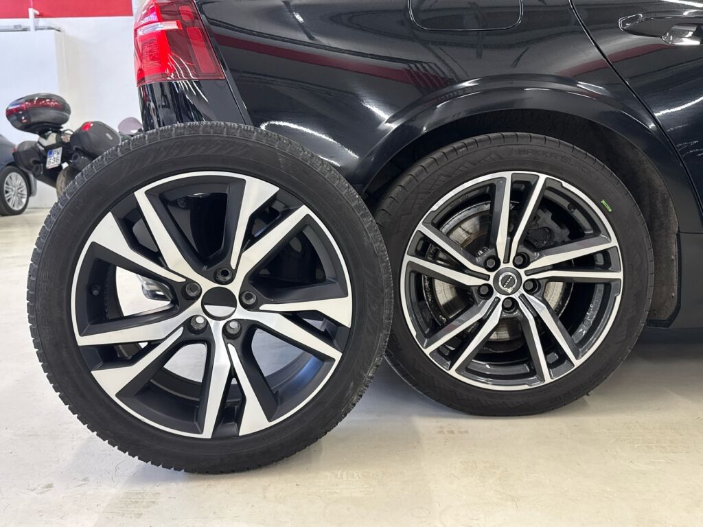 Volvo V60 2019 Musta