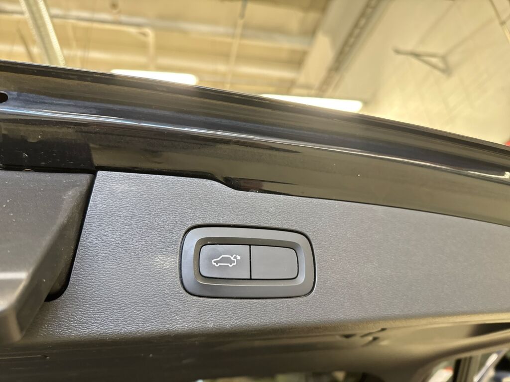 Volvo V60 2019 Musta
