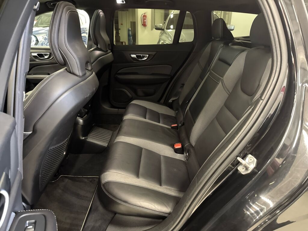 Volvo V60 2019 Musta