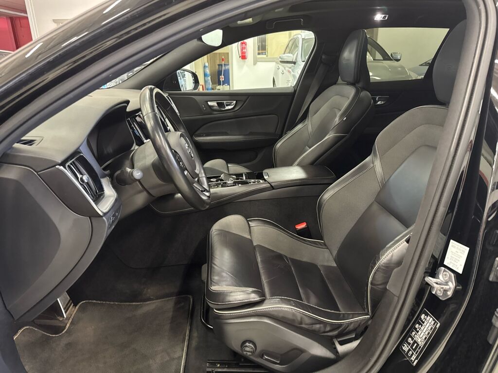 Volvo V60 2019 Musta