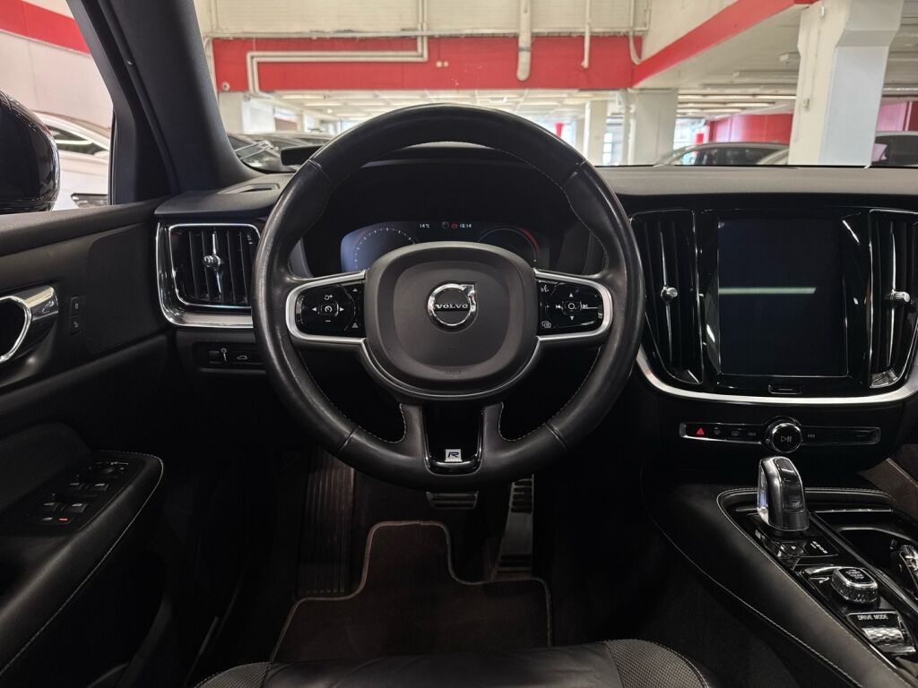 Volvo V60 2019 Musta