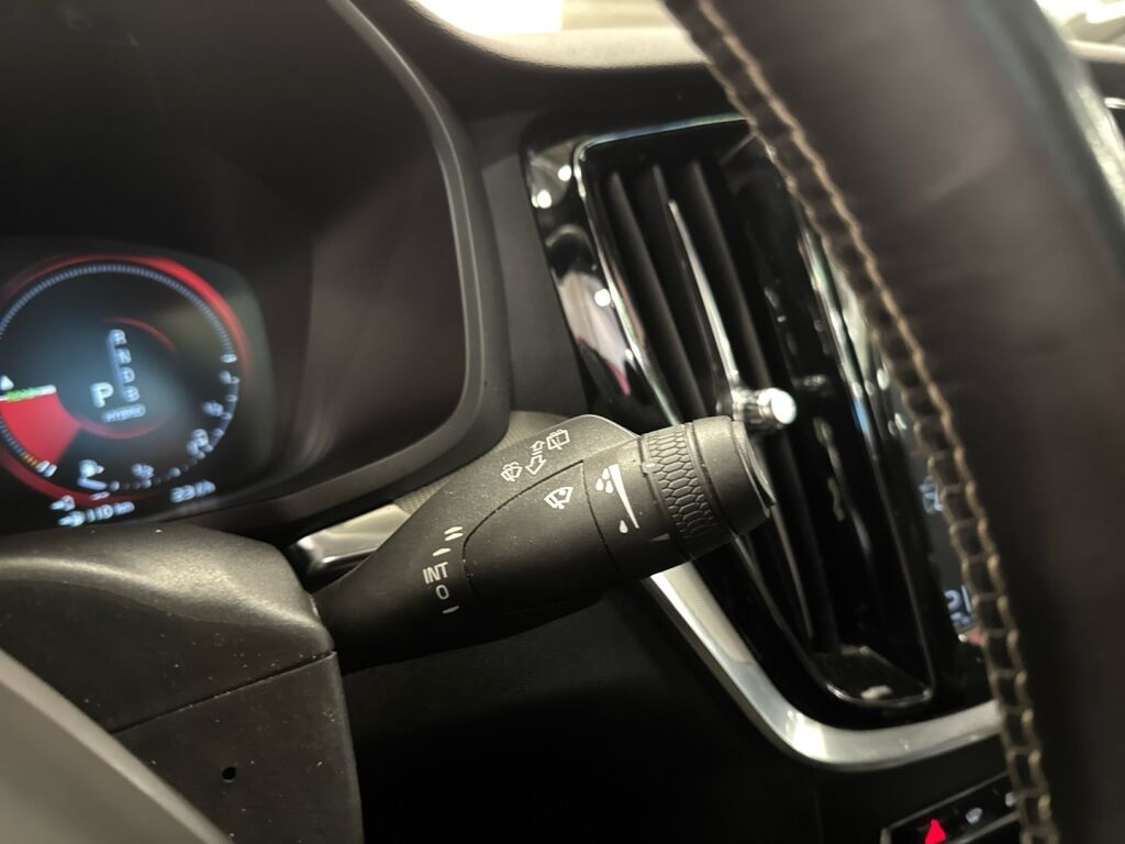 Volvo V60 2019 Musta