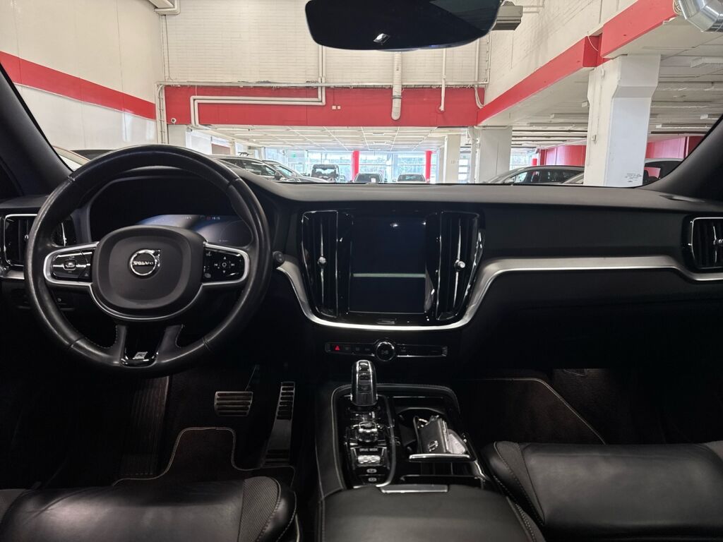 Volvo V60 2019 Musta