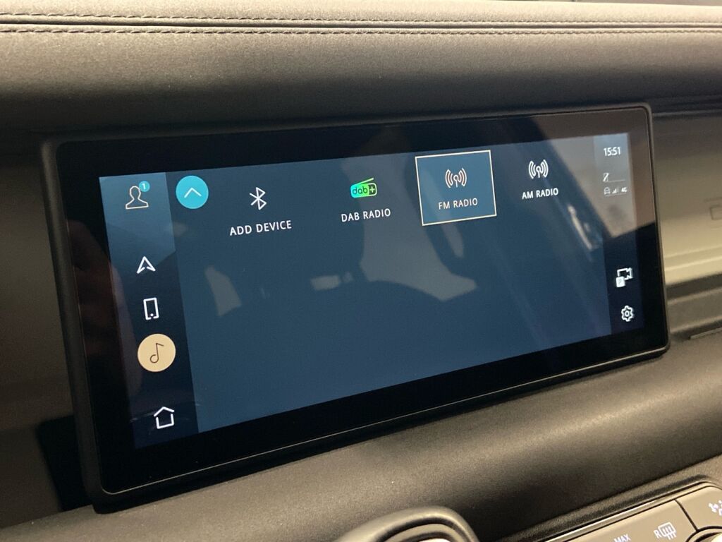 Land Rover Defender 2022 Musta