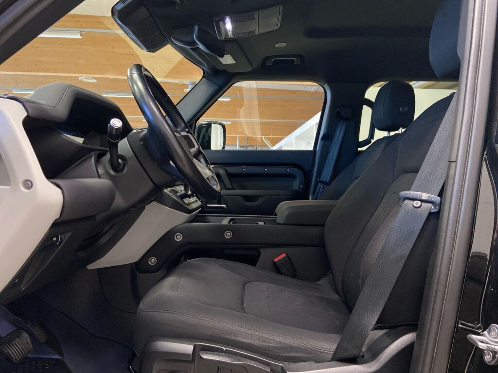Land Rover Defender 2022 Musta