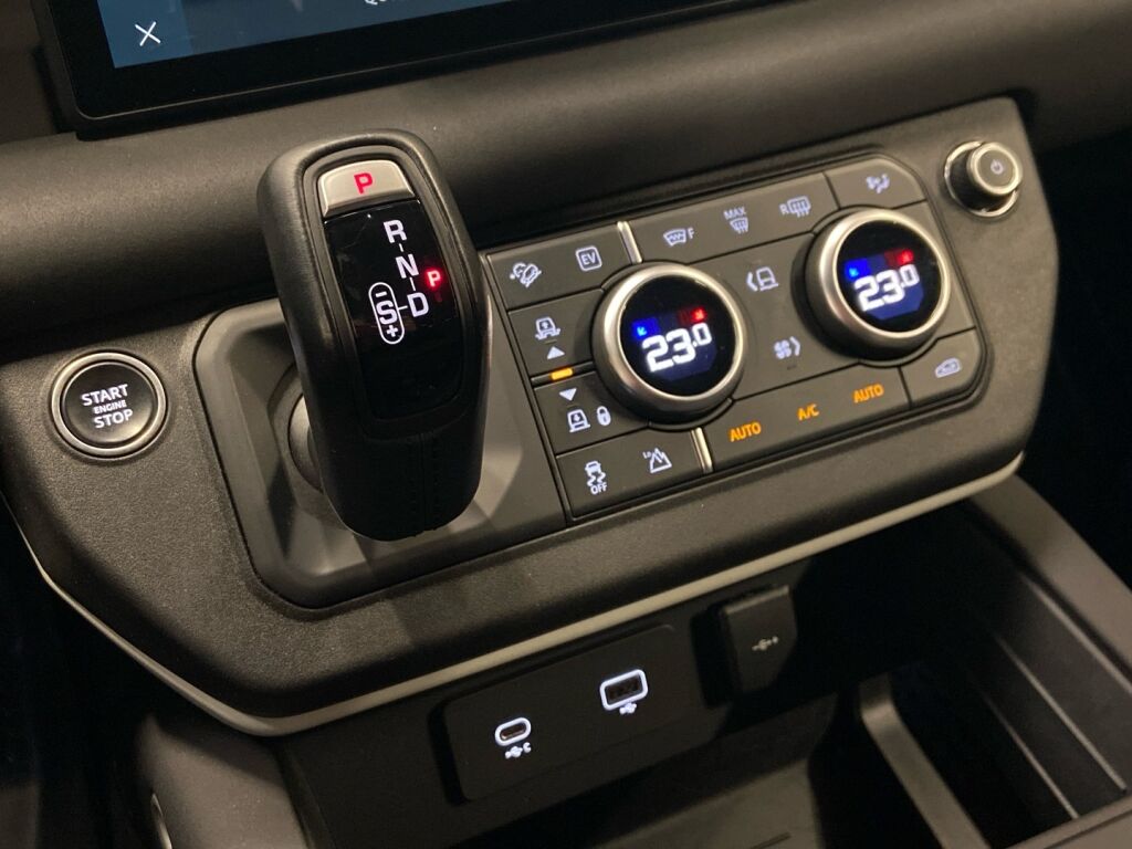 Land Rover Defender 2022 Musta