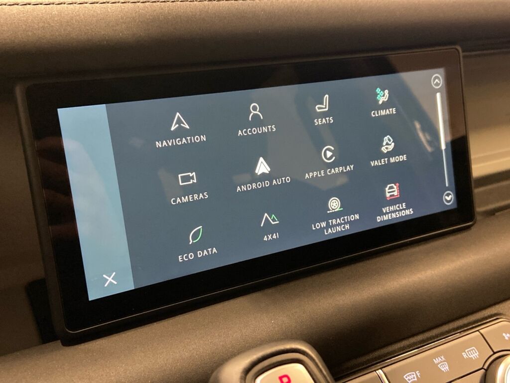 Land Rover Defender 2022 Musta