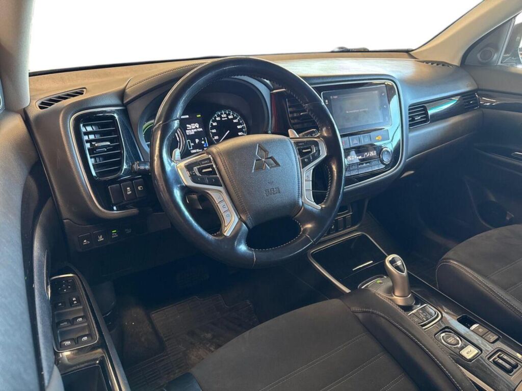 Mitsubishi Outlander PHEV 2019 Ruskea (beige)