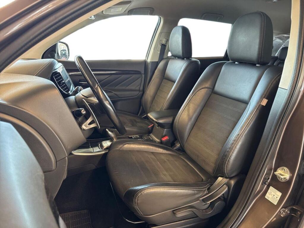 Mitsubishi Outlander PHEV 2019 Ruskea (beige)