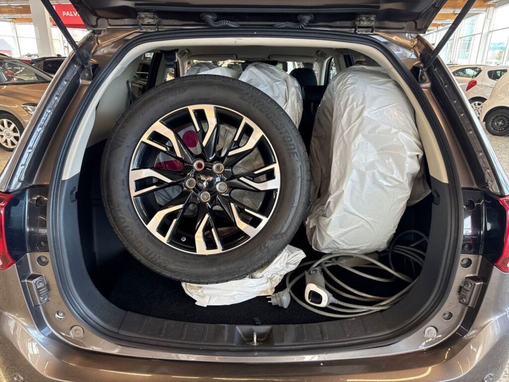 Mitsubishi Outlander PHEV 2019 Ruskea (beige)