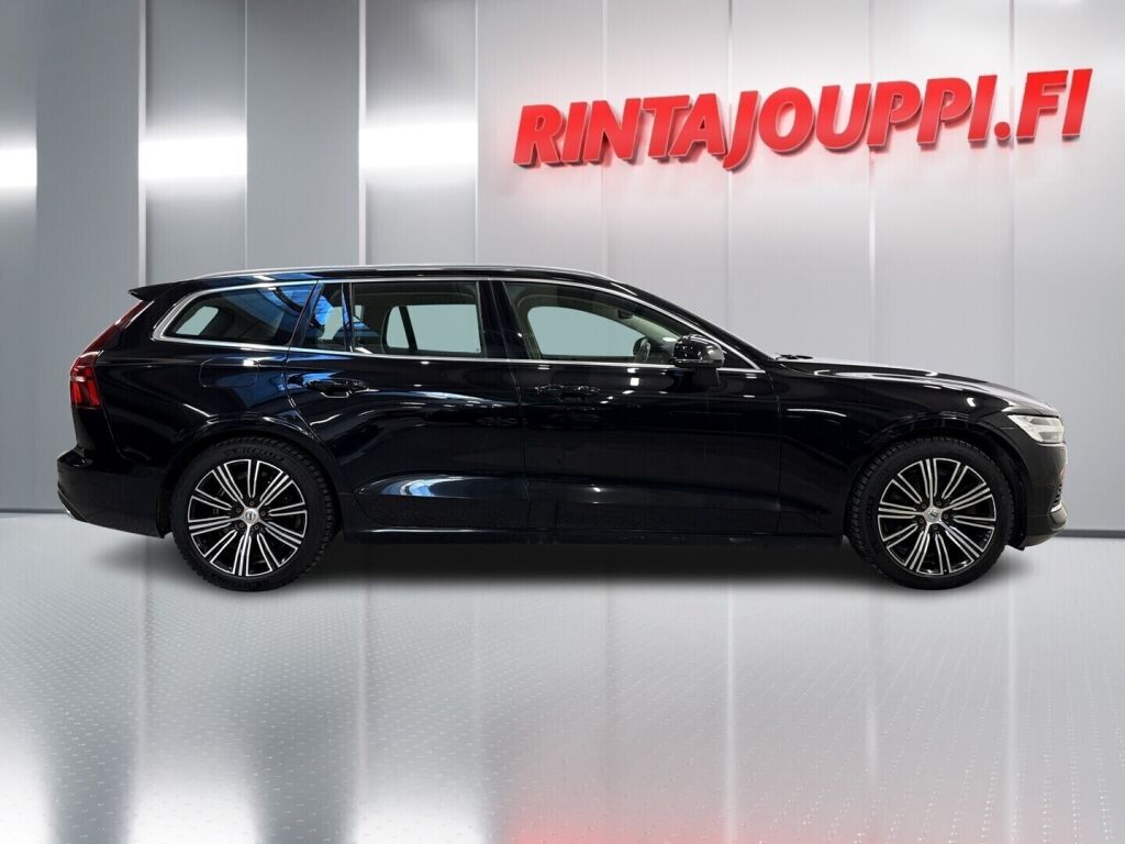 Volvo V60 2021 Musta