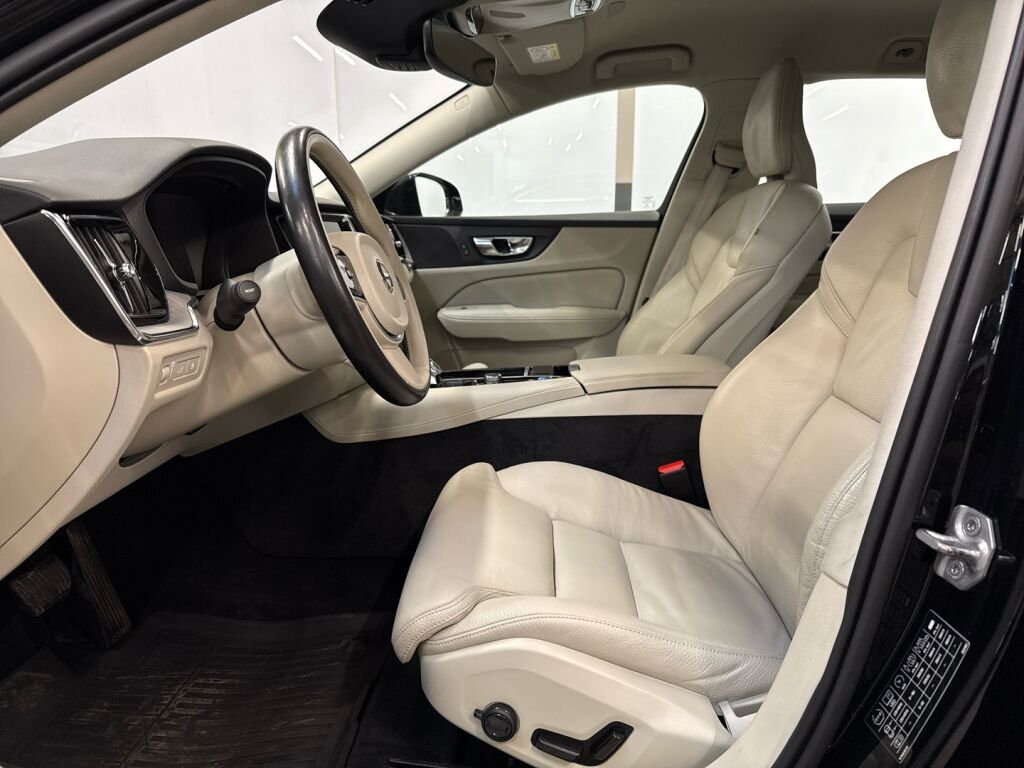 Volvo V60 2021 Musta
