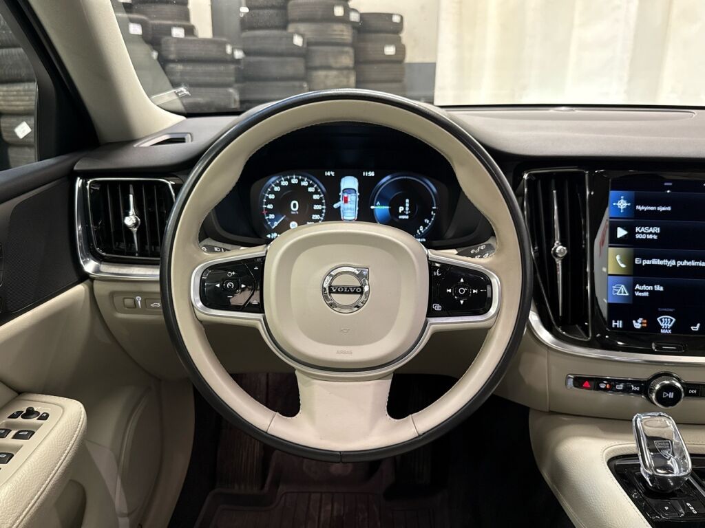 Volvo V60 2021 Musta