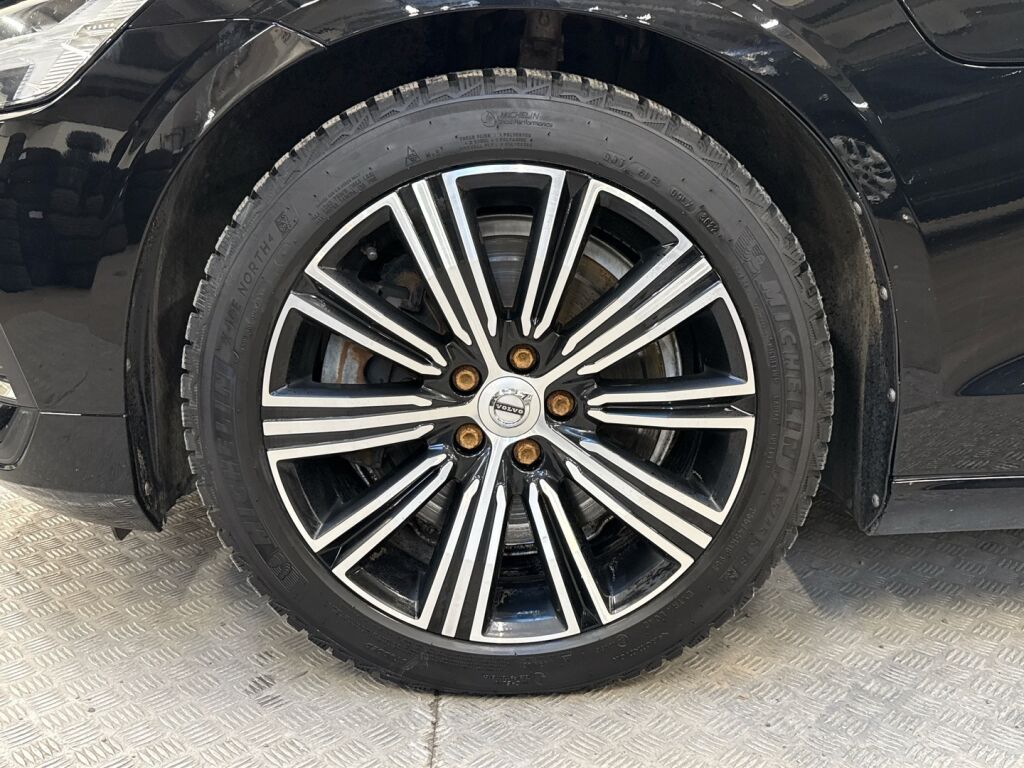 Volvo V60 2021 Musta