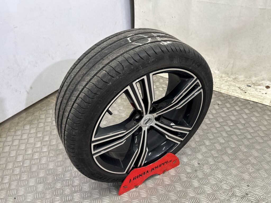 Volvo V60 2021 Musta