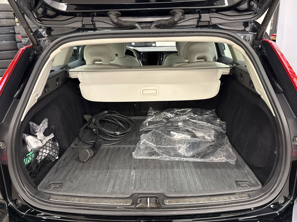 Volvo V60 2021 Musta