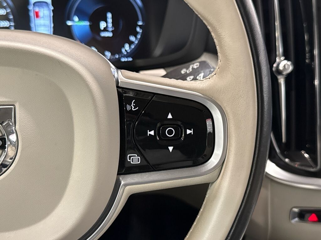 Volvo V60 2021 Musta