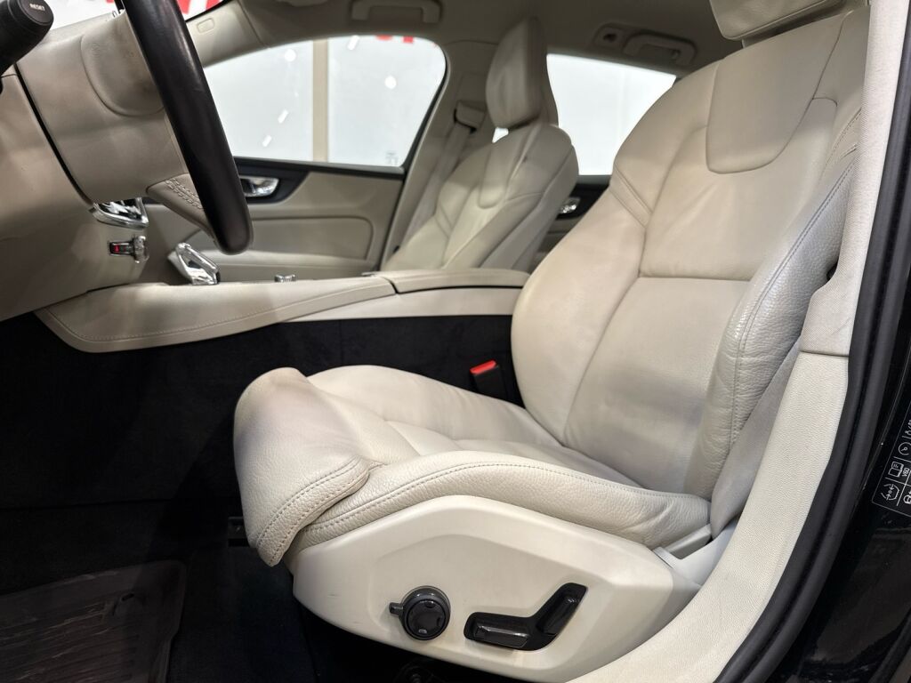 Volvo V60 2021 Musta