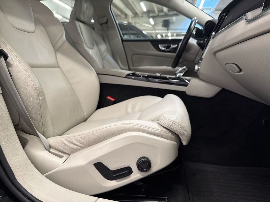 Volvo V60 2021 Musta