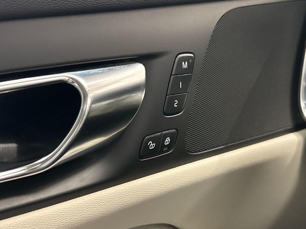 Volvo V60 2021 Musta