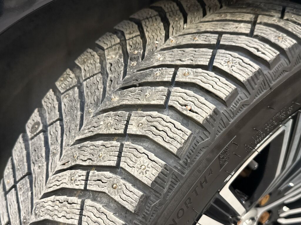 Volvo V60 2021 Musta