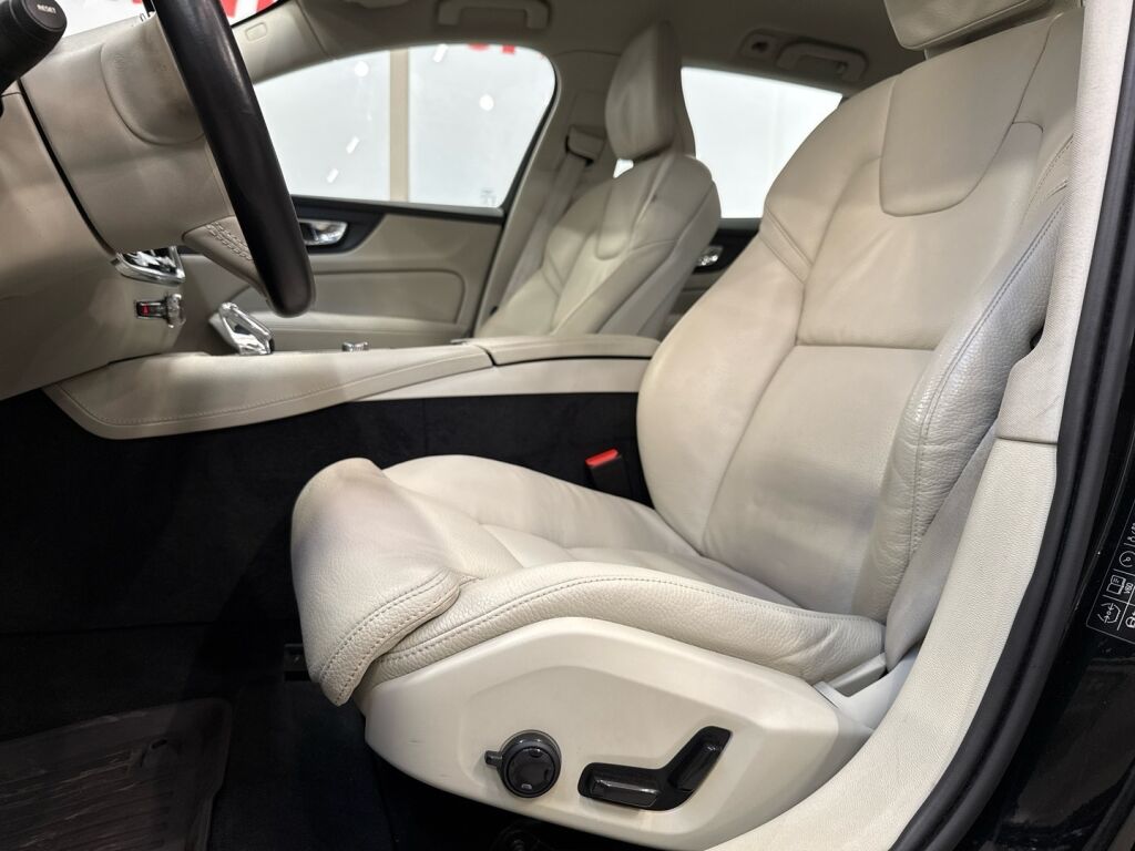 Volvo V60 2021 Musta