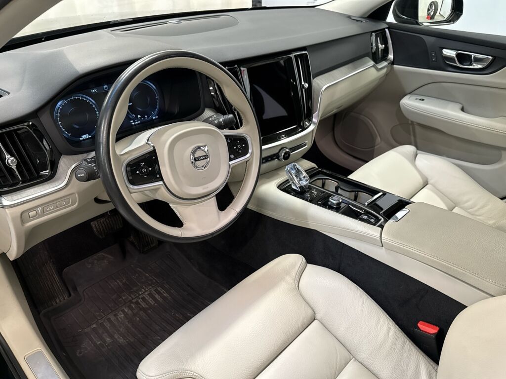 Volvo V60 2021 Musta