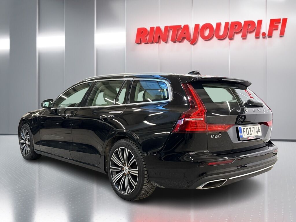 Volvo V60 2021 Musta
