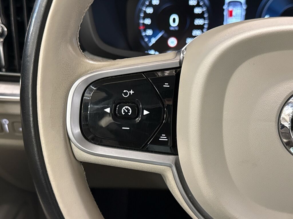 Volvo V60 2021 Musta