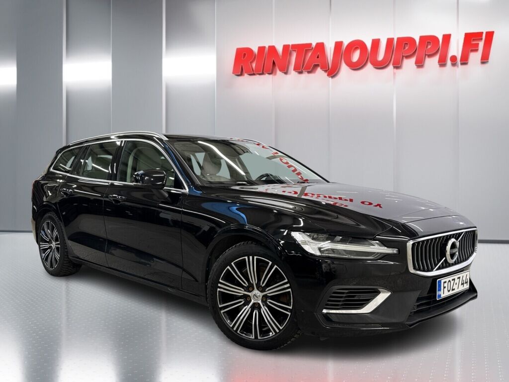 Volvo V60 2021 Musta