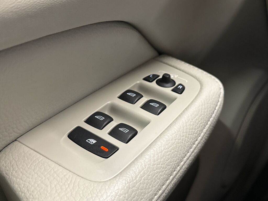 Volvo V60 2021 Musta