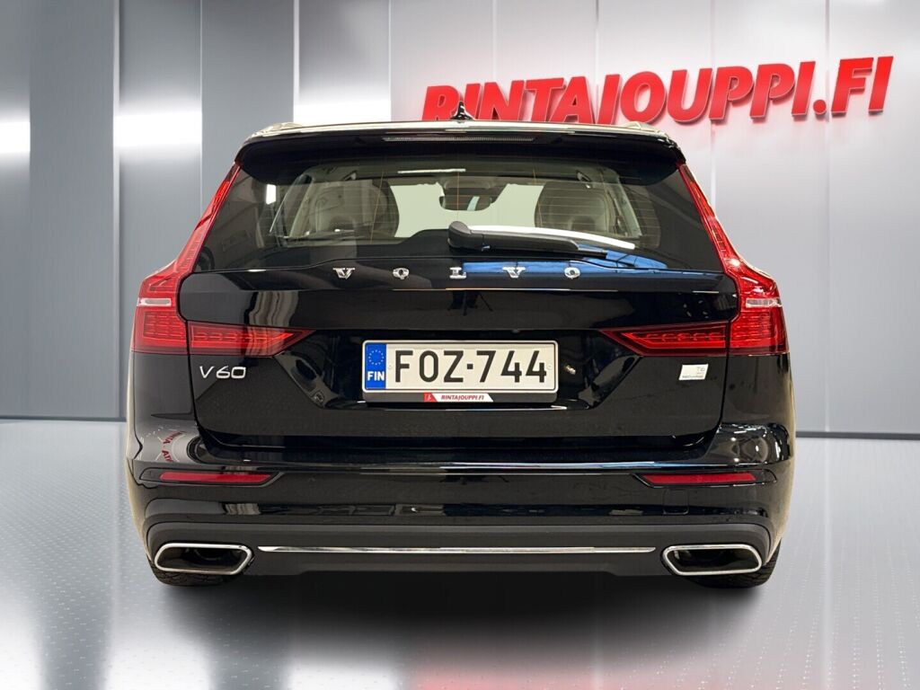 Volvo V60 2021 Musta