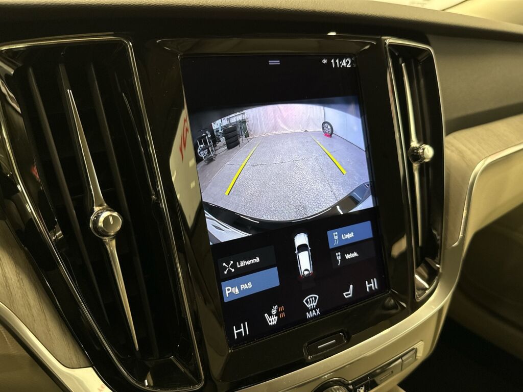 Volvo V60 2021 Musta