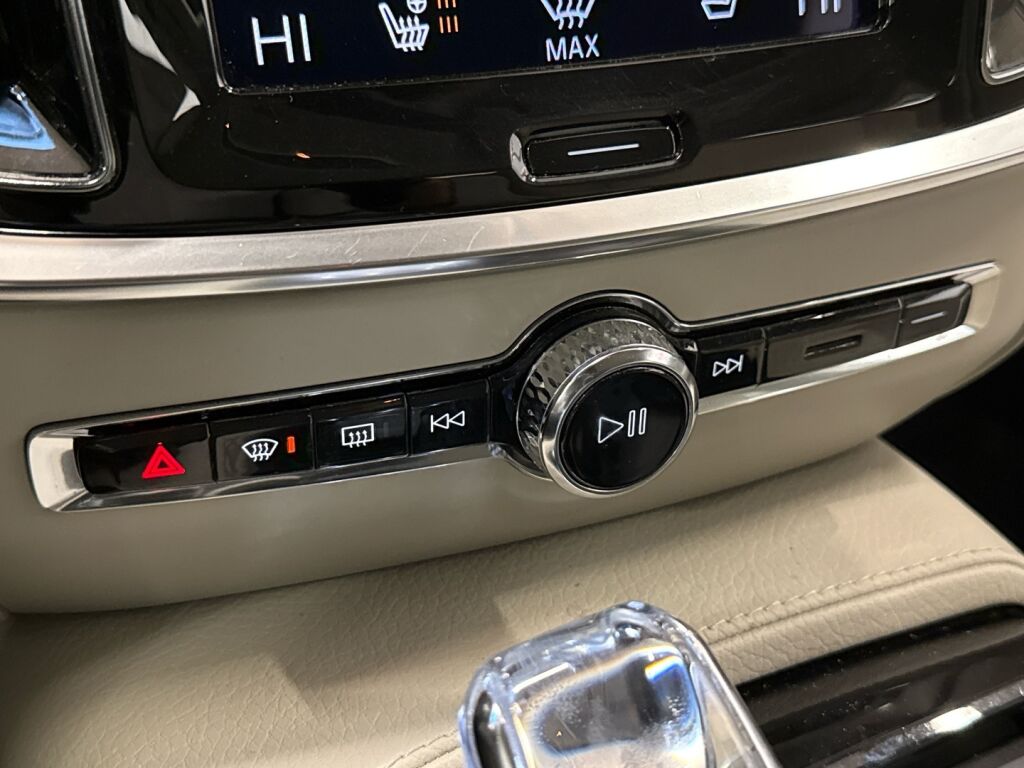 Volvo V60 2021 Musta