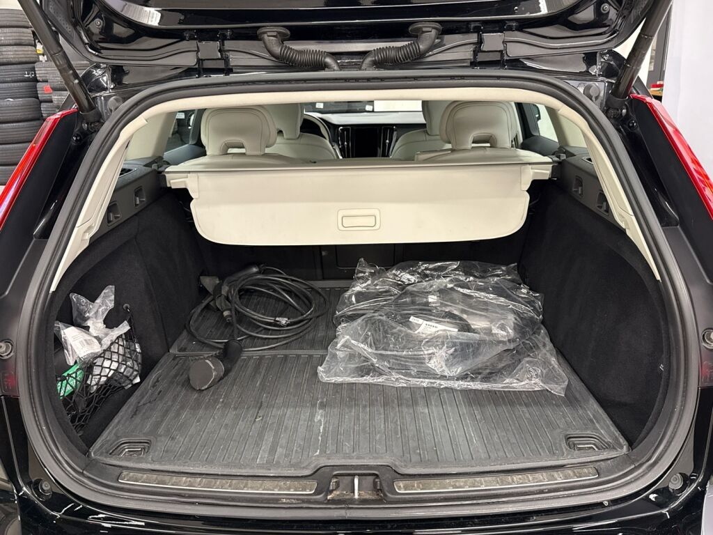 Volvo V60 2021 Musta
