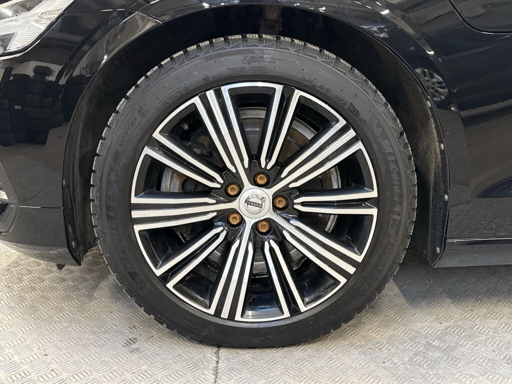 Volvo V60 2021 Musta