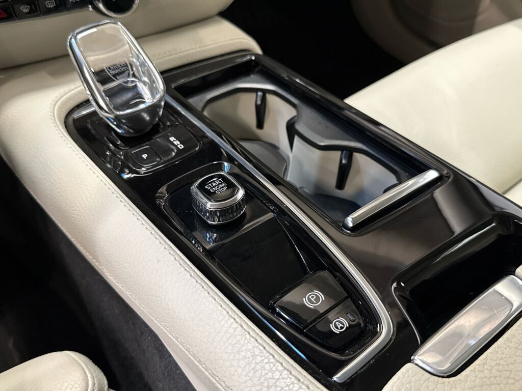 Volvo V60 2021 Musta