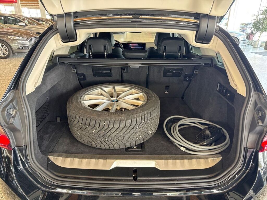BMW 330 2023 Musta