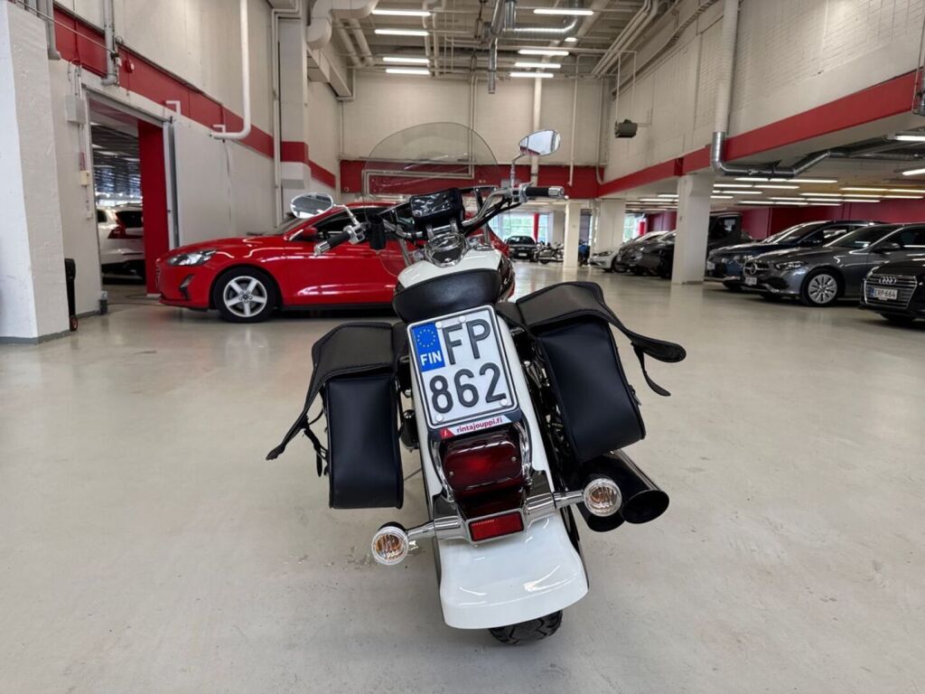 Suzuki VL 2006 Musta