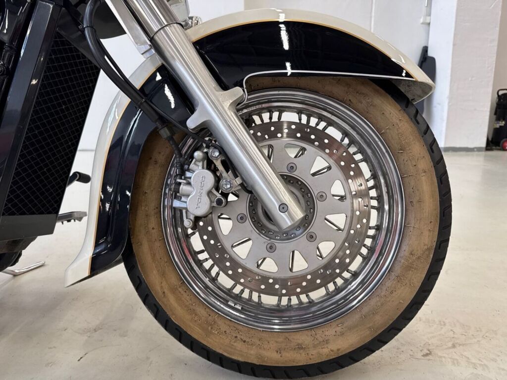 Suzuki VL 2006 Musta