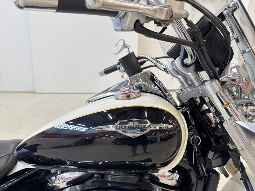 Suzuki VL 2006 Musta